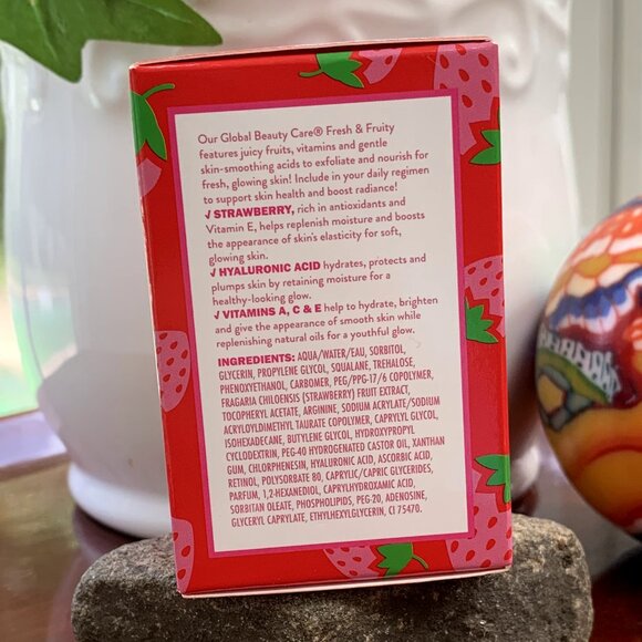 Glowing Facial Moisturizer Strawberry + Hyaluronic Acid + Vitamin A C & E - Picture 5 of 8